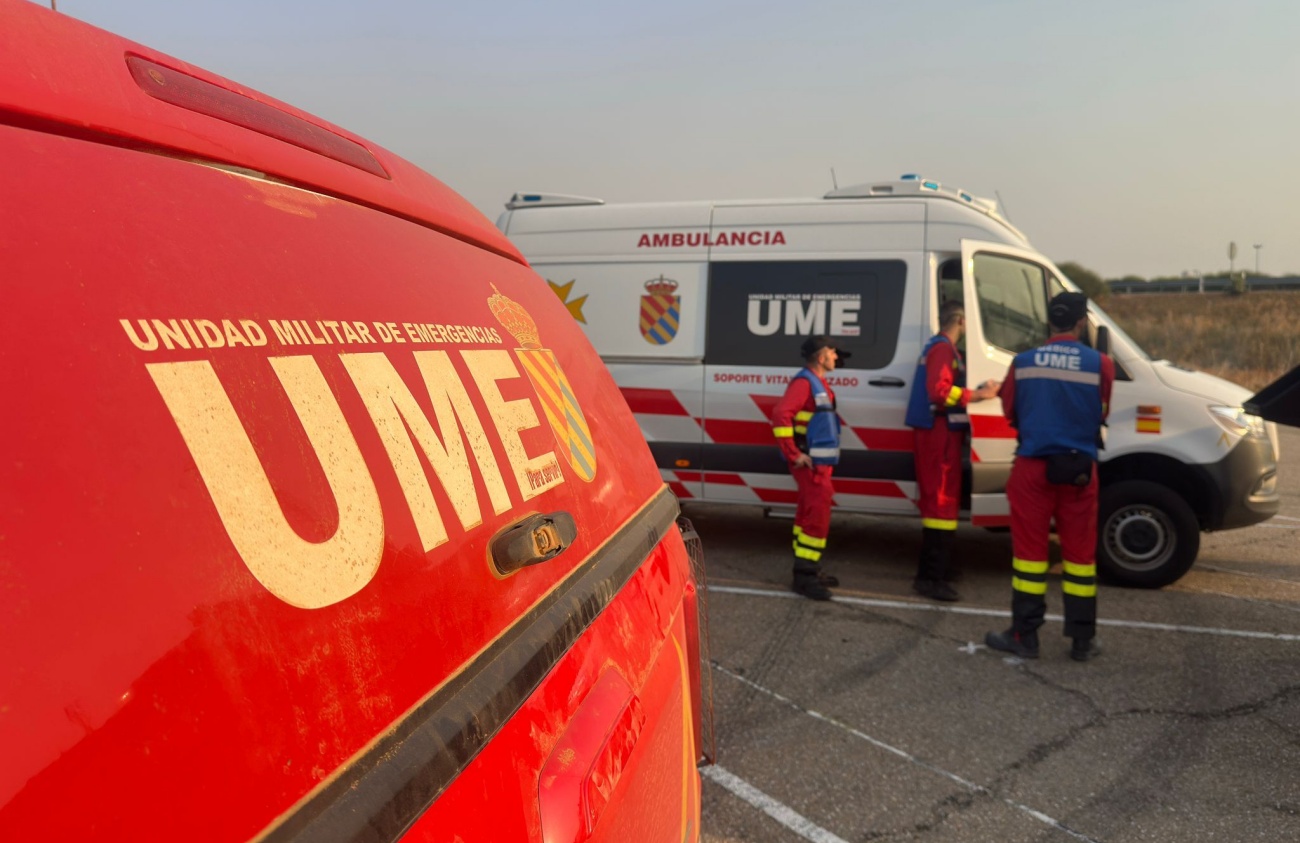 Varios efectivos de la UME en un puesto de control en La Bañeza (León) en agosto de 2025. (Foto: EP)
