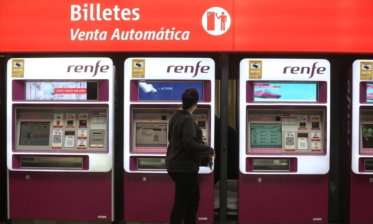 Una mujer hace uso de las máquinas de Venta Automática de Renfe Cercanías en la estación de Madrid. ISABEL INFANTES / EP