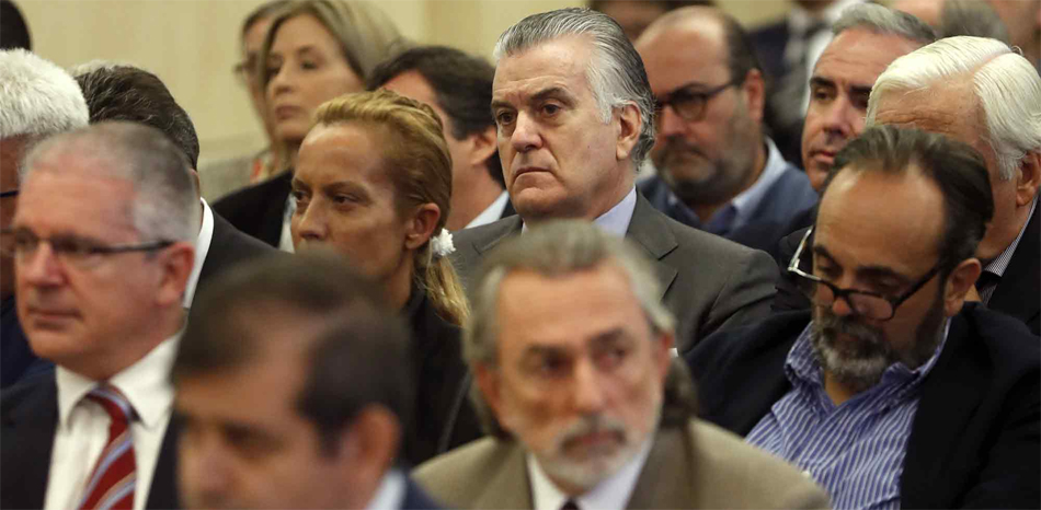 Luis Bárcenas y Francisco Correa (centro), Pablo Crespo (izquierda) y Guillermo Ortega (derecha) durante el juicio del caso Gürtel.