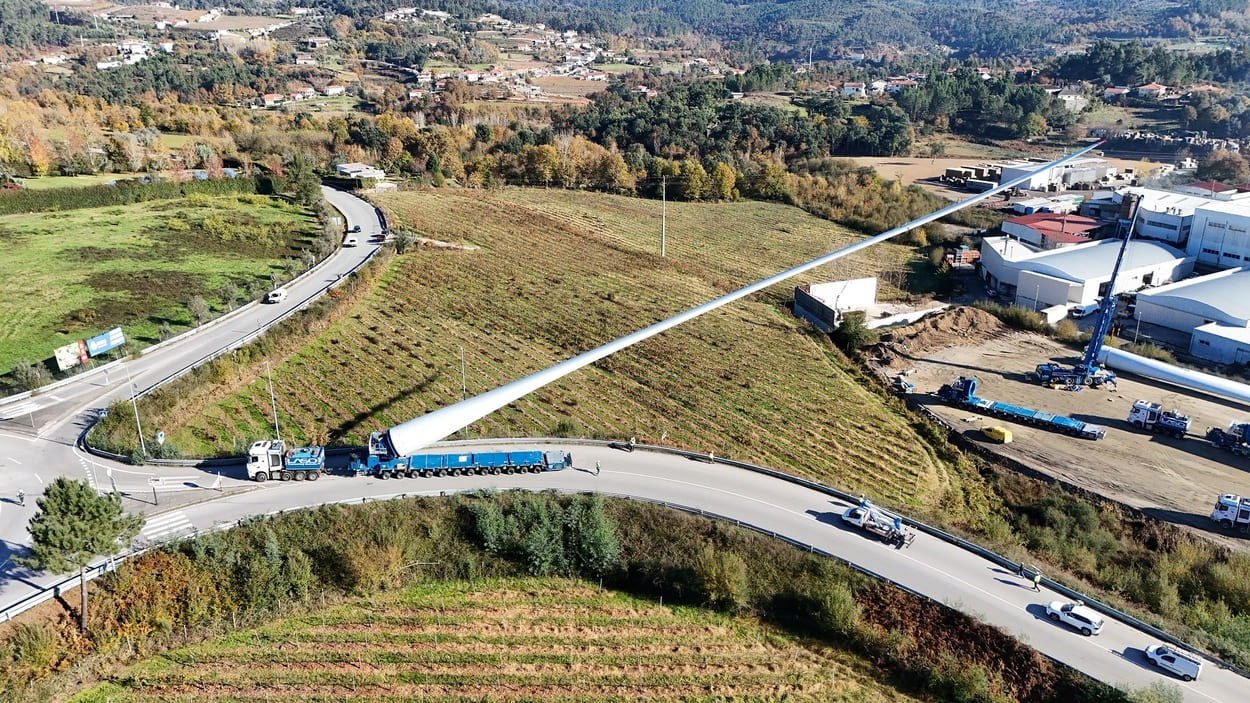 Transporte por carretera de las palas, mediante un innovador sistema elevador que permite sortear curvas y pendientes. IBERDROLA