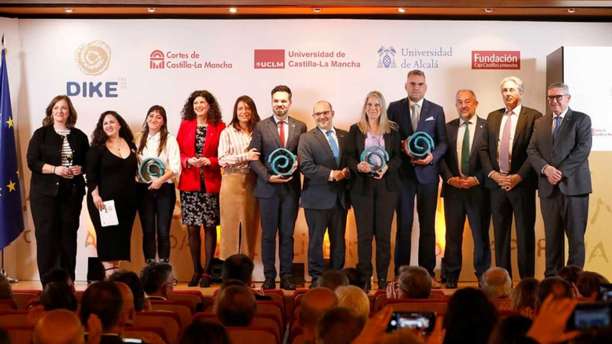 Foto de familia en los premios Diké. Cortes Castilla-La Mancha.