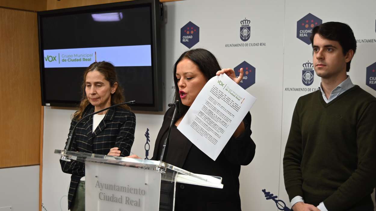 Imagen de los tres concejales de Vox en el Ayuntamiento de Ciudad Real. EP.