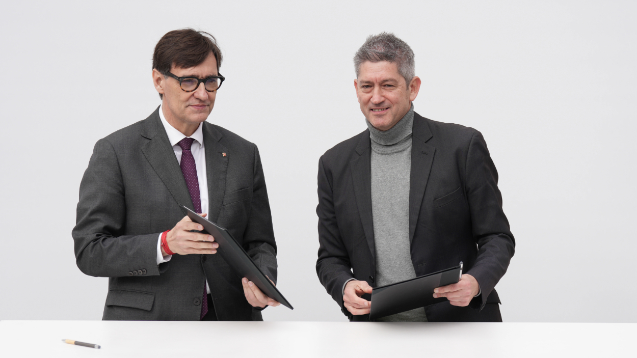 El presidente de la Generalitat, Salvador Illa, y el alcalde de L'Hospitalet de Llobregat, David Quirós, en el acto de la firma de un convenio para financiar el soterramiento de la Granvia. David Zorrakino / EP 