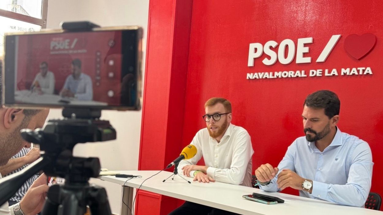 El secretario provincial del PSOE en Cáceres, Álvaro Sánchez Cotrina, junto el secretario general del PSOE de Navalmoral, Jesús Gómez. EP.