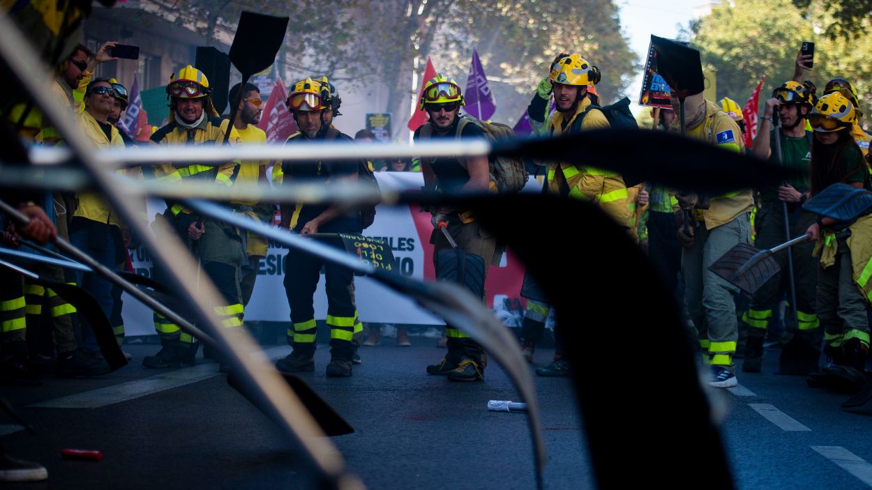 Manifestación de bomberos forestales convocada por la Plataforma de Asociaciones y Sindicatos de Bomberos Forestales (PASBF), a 18 de octubre de 2025, en Madrid (España). EP.