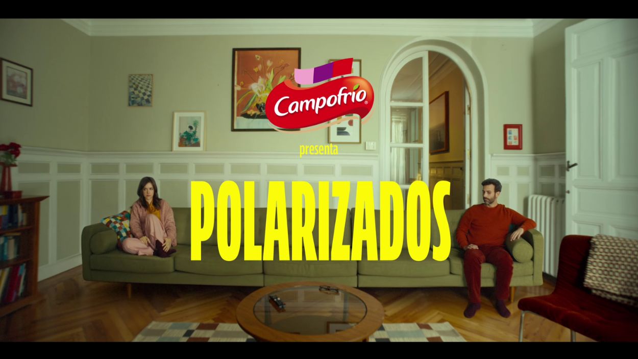 Fotograma del anuncio navideño de Campofrío 2025, 'Polarizados'. Imagen: Campofrío.