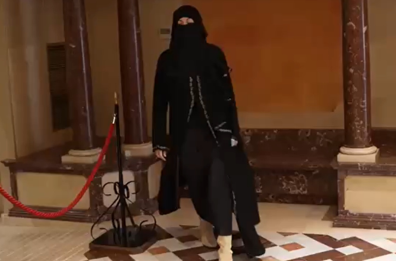 La diputada de Vox en Murcia, Virginia Martínez entrando en la Asamblea Regional vestida con niqab. (Foro: X)