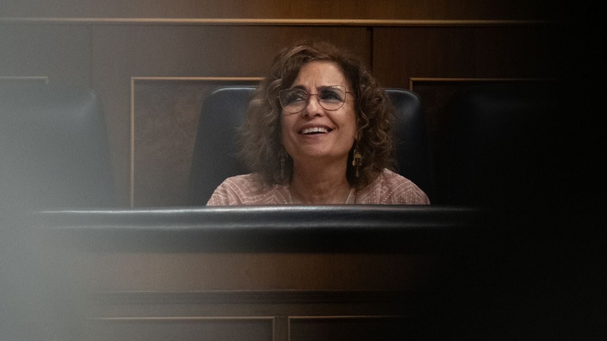 La vicepresidenta primera y ministra de Hacienda, María Jesús Montero, en un Pleno del Congreso de los Diputados. EP.