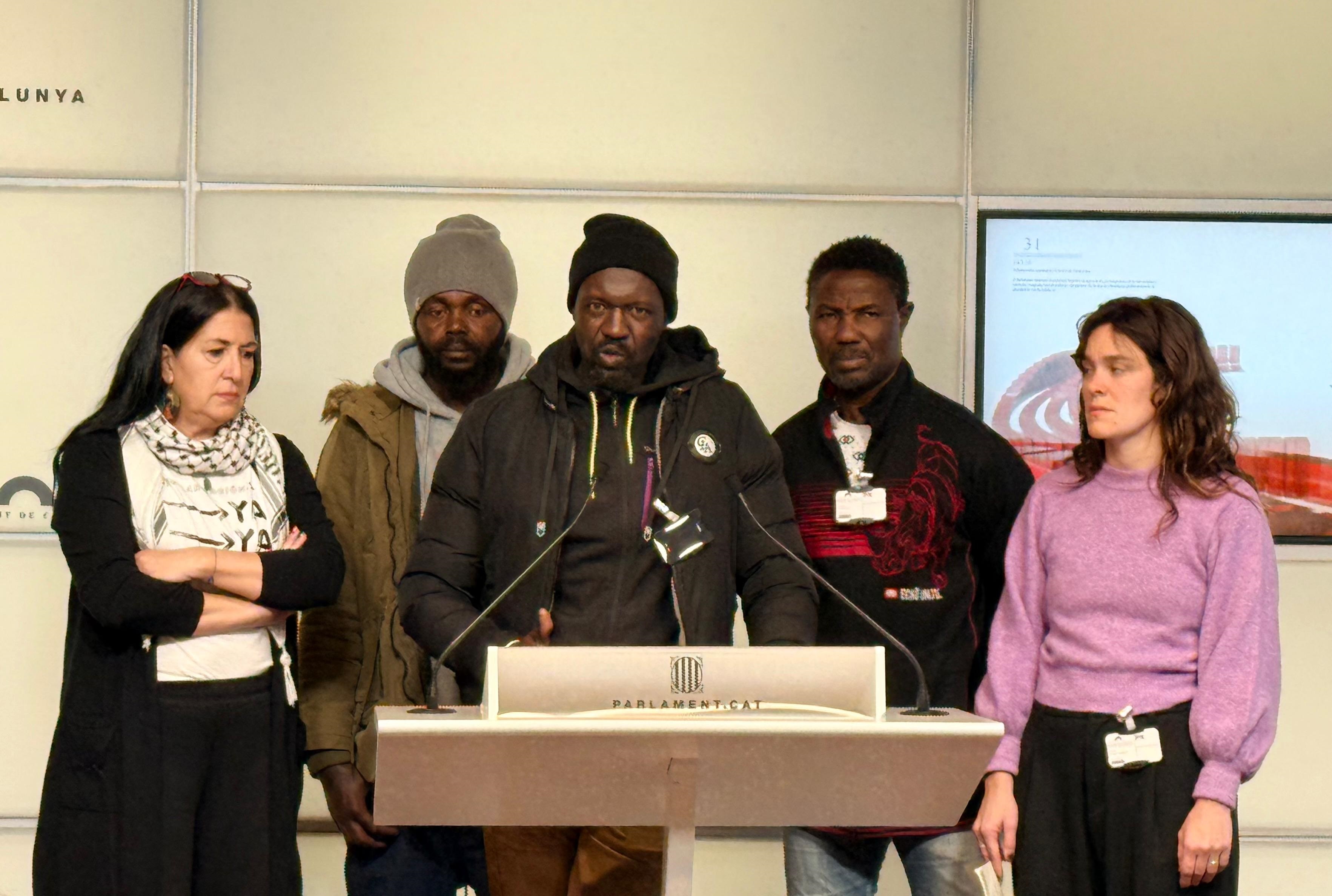 Residentes en el asentamiento del antiguo instituto B-9 de Badalona en rueda de prensa en el Parlament de Cataluña. EP