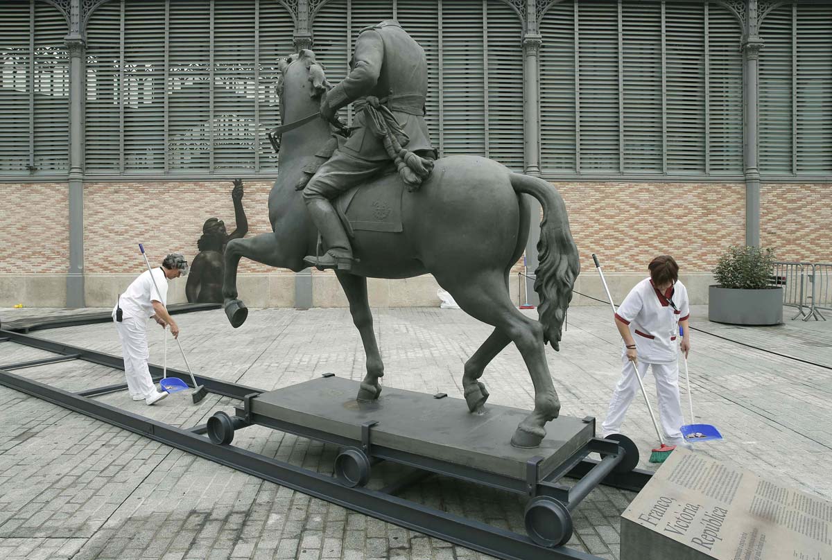 Escultura ecuestre del general Franco sin cabeza situada frente al edifico del Born de Barcelona.