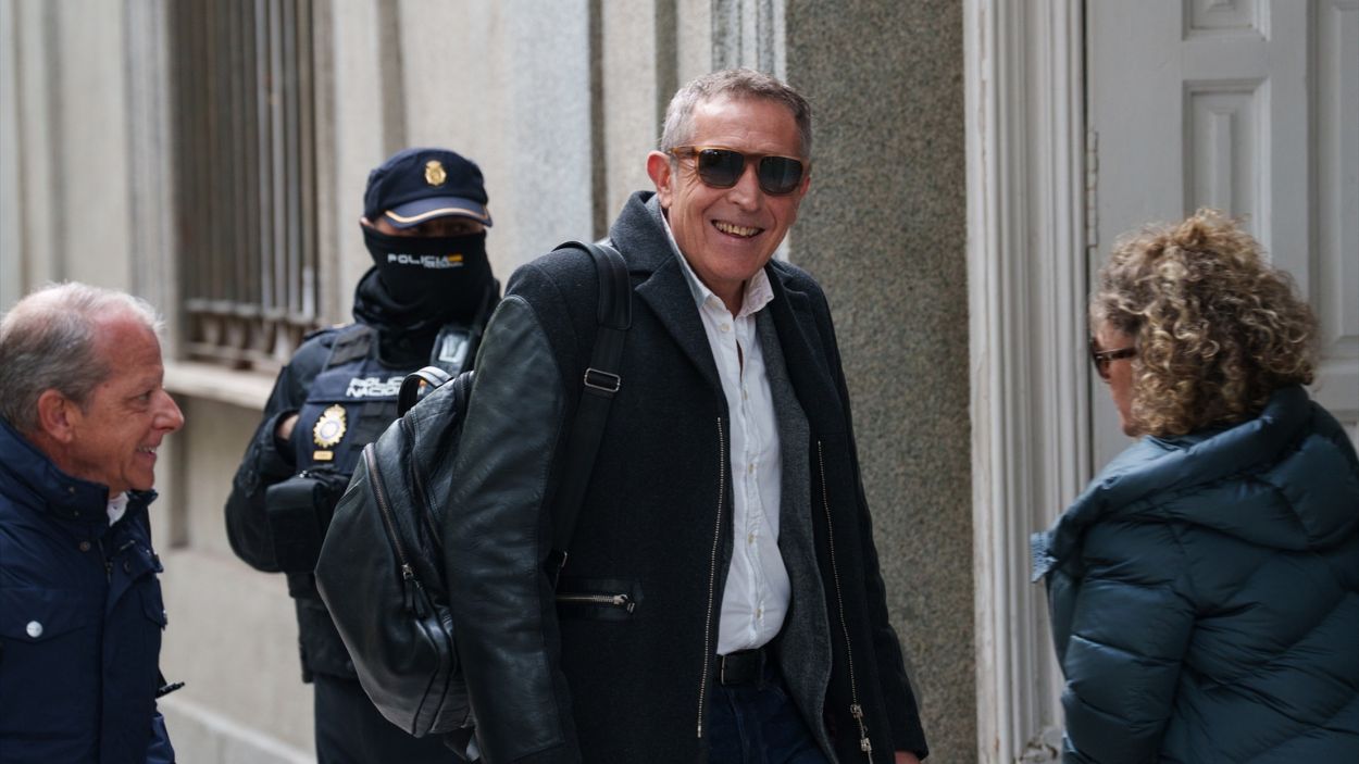 Cuarta jornada del juicio al fiscal general del Estado. El periodista Miguel Ángel Campos, a las puertas del Supremo. EP