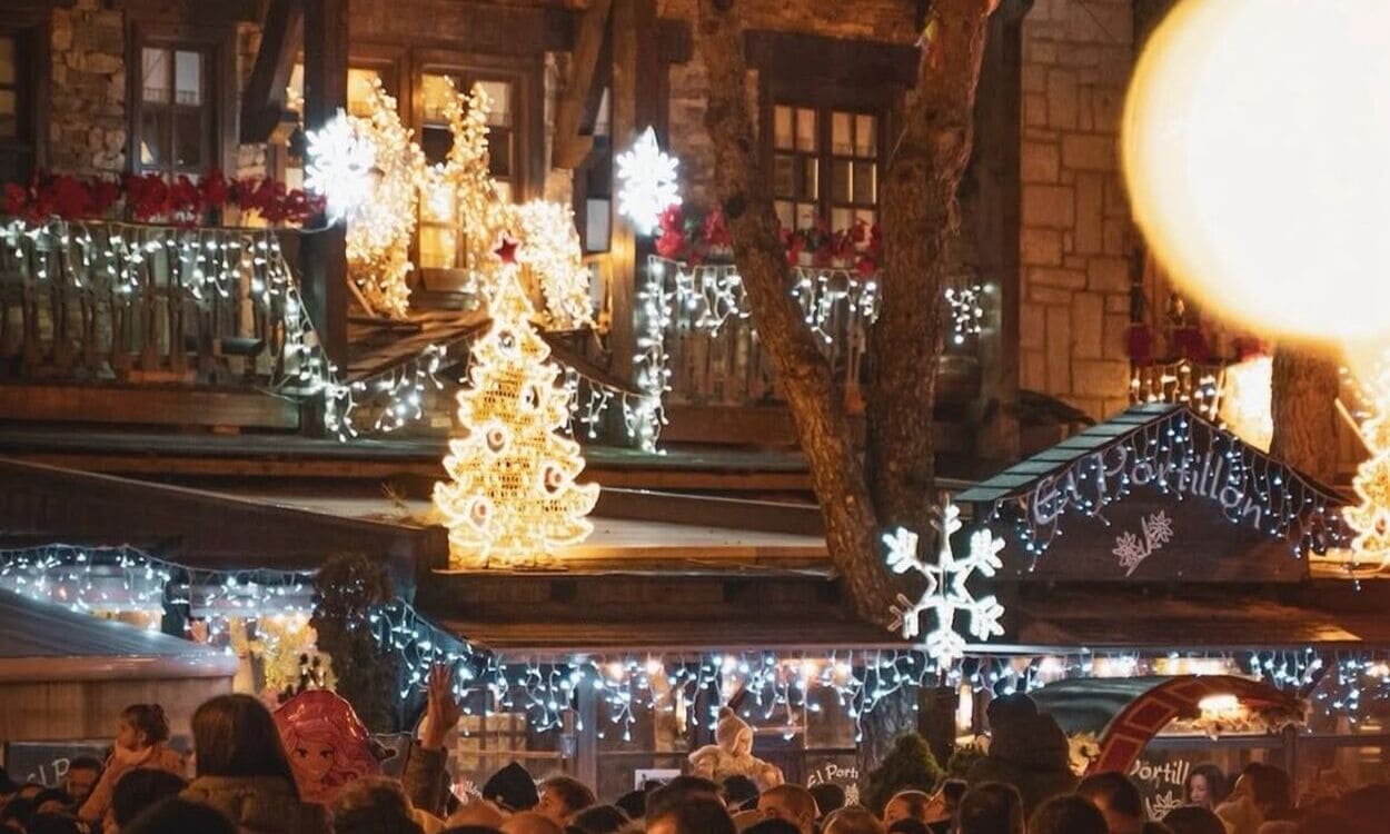 Navacerrada se ilumina en diciembre con mercados artesanales, luces y una atmósfera navideña que transforma al pueblo en uno de los rincones invernales más mágicos de España. INSTAGRAM
