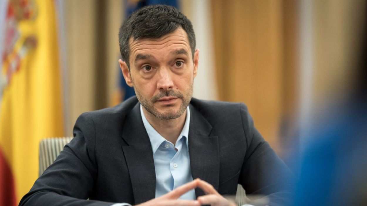 El ministro de Consumo, Pablo Bustinduy, recibe a la directora del Observatori DESCA. Archivo. EP