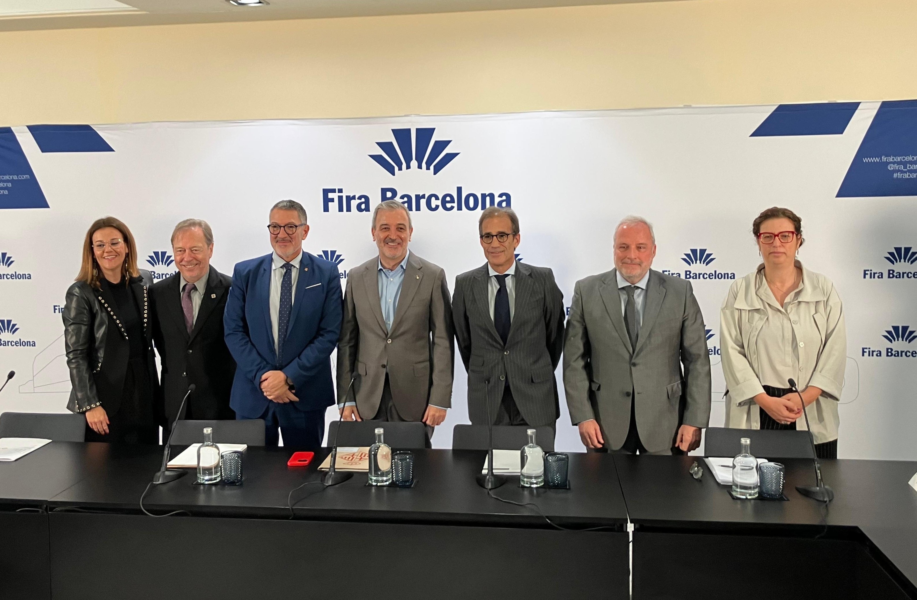 El alcalde de Barcelona, Jaume Collboni, y el conseller de Empresa y Trabajo, Miquel Sàmper, en la presentación del balance de la Fira de Barcelona del ejercicio de 2025. EP