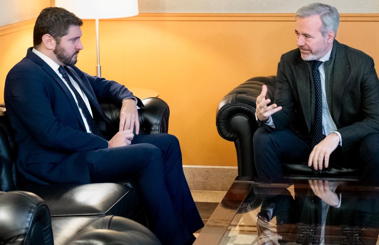 El presidente del Gobierno de Aragón con el líder de Vox en la región, Alejandro Nolasco. (Foto: EP)