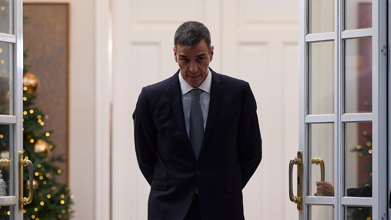 El presidente del Gobierno, Pedro Sánchez, antes de recibir al presidente del Estado de Palestina, en el Palacio de La Moncloa. EP.
