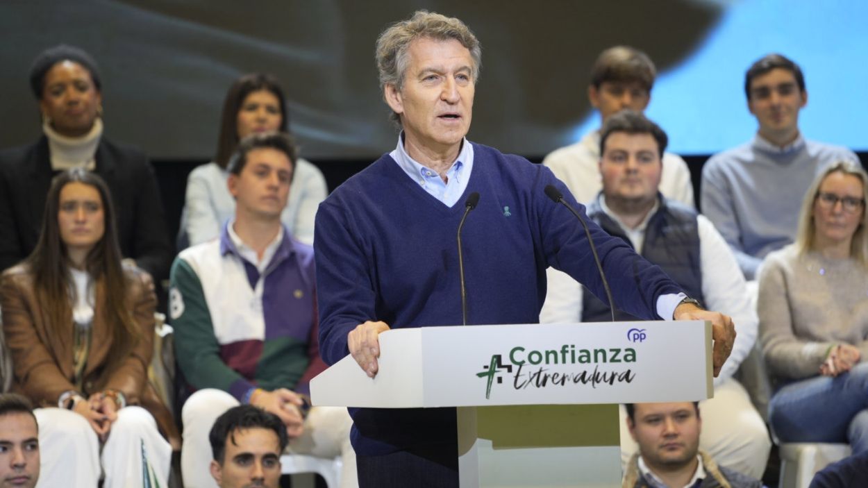 El presidente del PP, Alberto Núñez Feijóo, participa en un acto electoral, a 13 de diciembre de 2025, en Navalmoral de la Mata (Extremadura). EP.