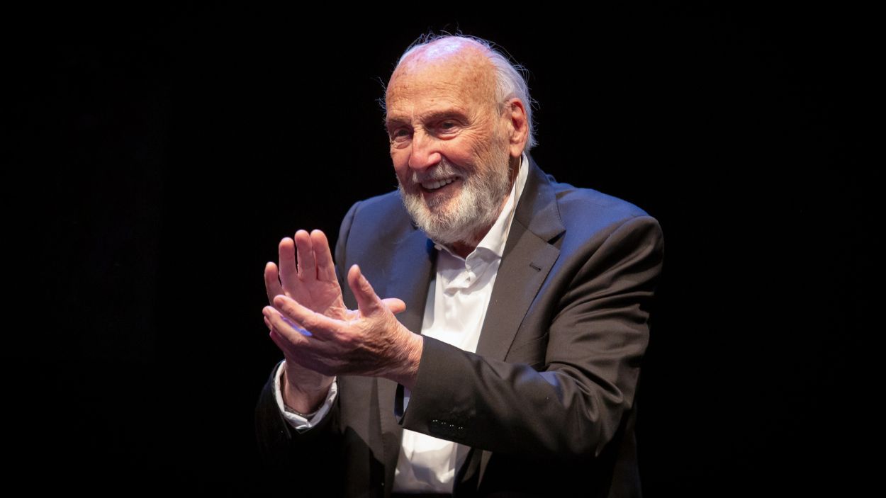 Una pequeña historia, con Héctor Alterio. Pentación  Teatro del Soho. 