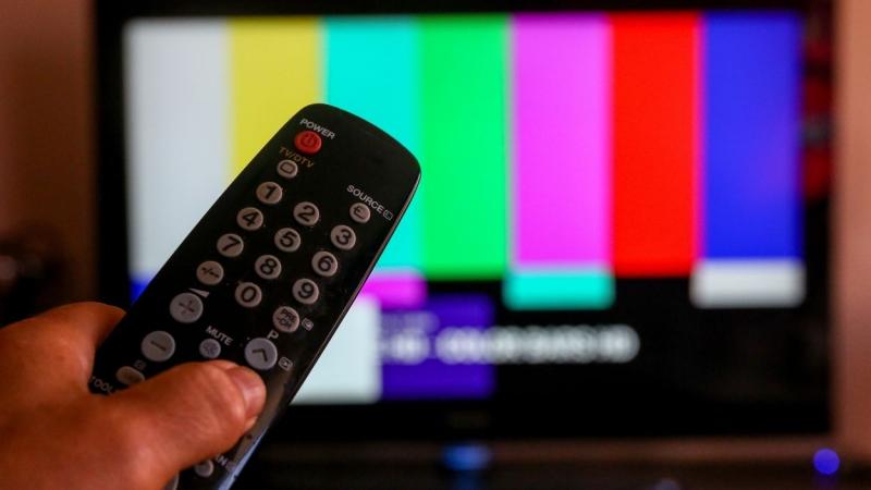 Una persona utiliza su mando de la televisión para buscar canales. EP/Archivo.