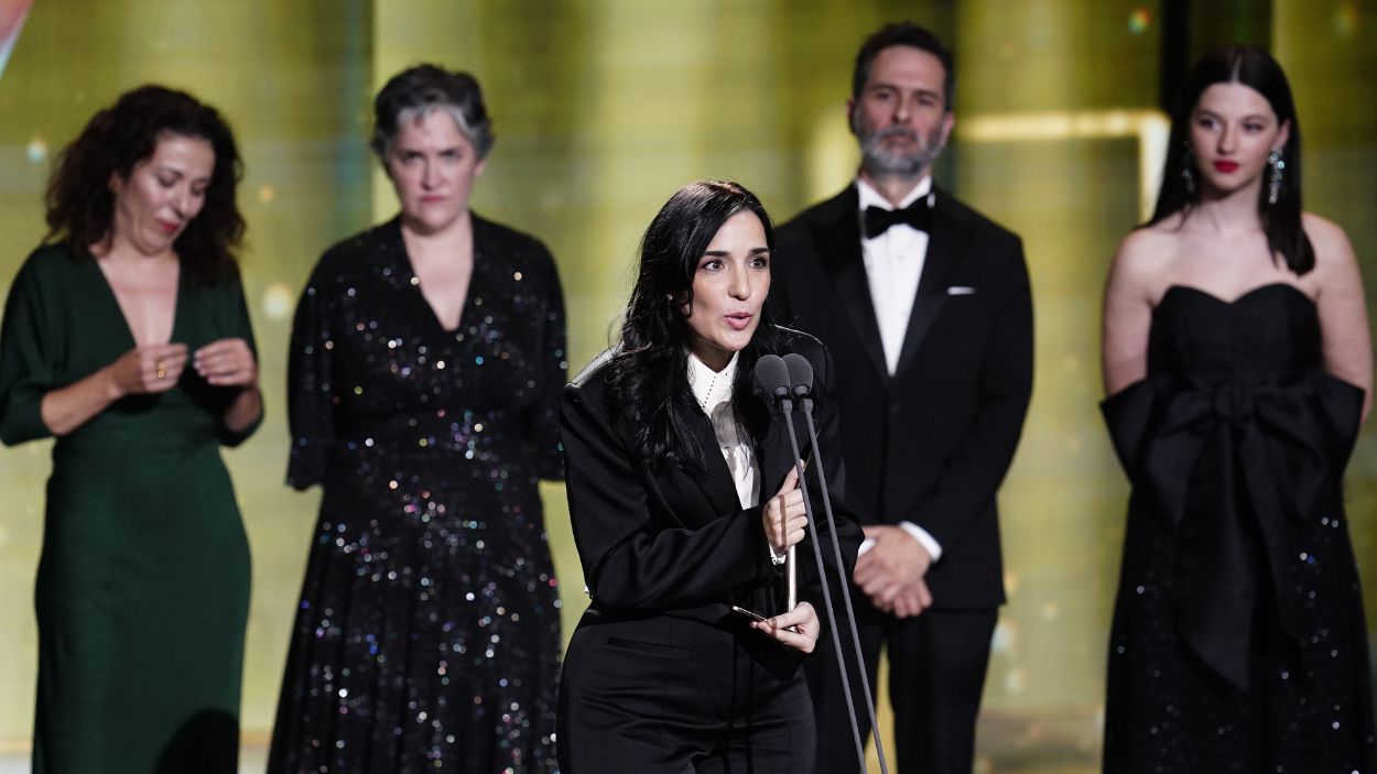 Alauda Ruiz de Azua junto al equipo de 'Los domingos' en los Forqué. EP