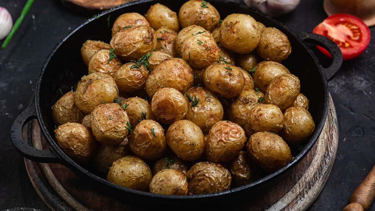 Descubre cómo hacer que tus patatas al horno se vuelvan crujientes solo tienes que añadir un ingrediente