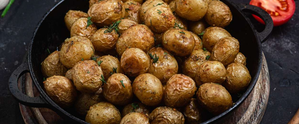 Descubre cómo hacer que tus patatas al horno se vuelvan crujientes: solo tienes que añadir un ingrediente