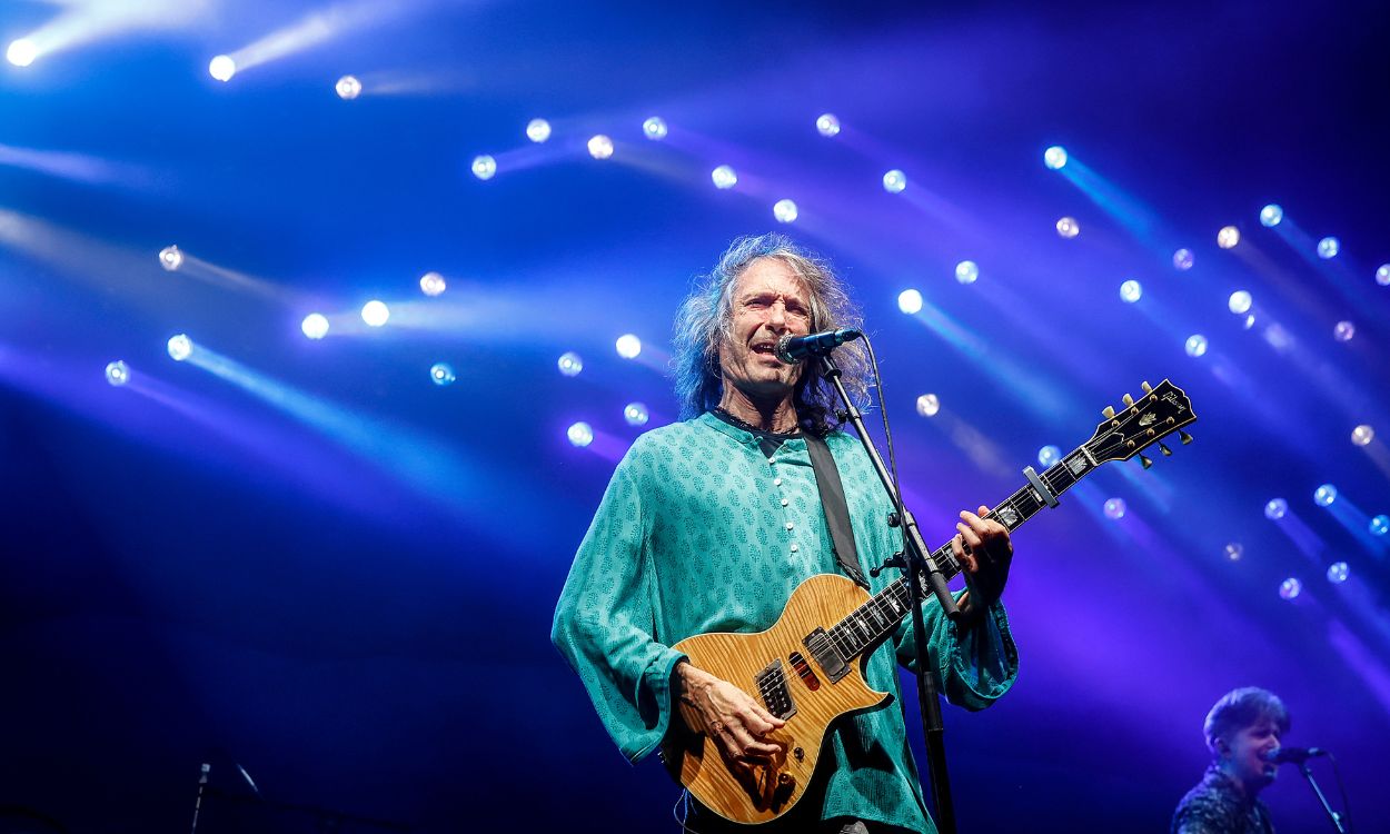 El cantante Roberto Iniesta, 'Robe', actúa durante una actuación en el Auditorio Marina Sur, a 11 de mayo de 2024, en Valencia, Comunidad Valenciana (España). EP