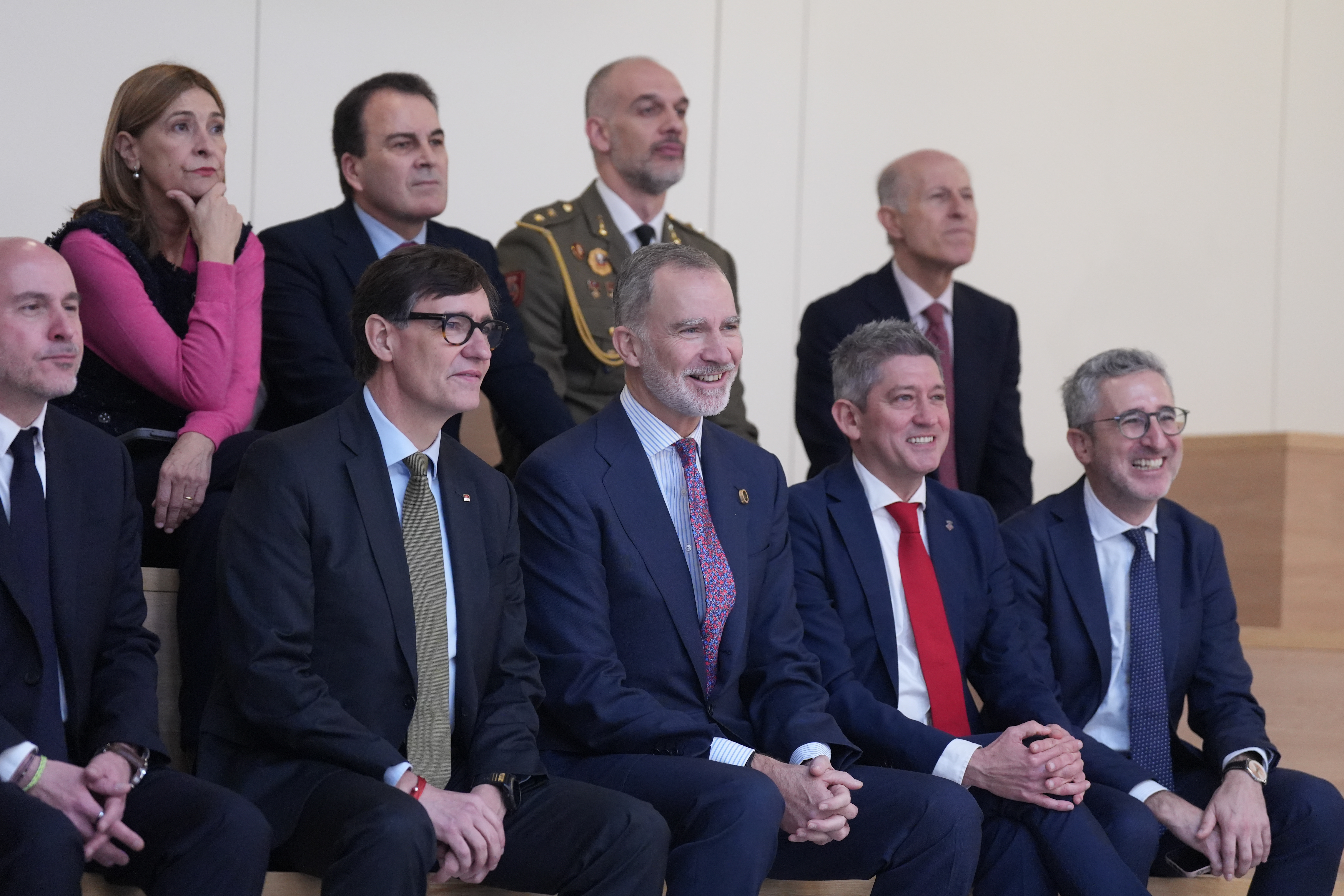El presidente de la Generalitat, Salvador Illa, el rey Felipe VI y el alcalde de L'Hospitalet, David Quirós durante la proyección de un audiovisual con motivo del centenario de la concesión del título de ciudad a L'Hospitalet. David Zorrakino / EP