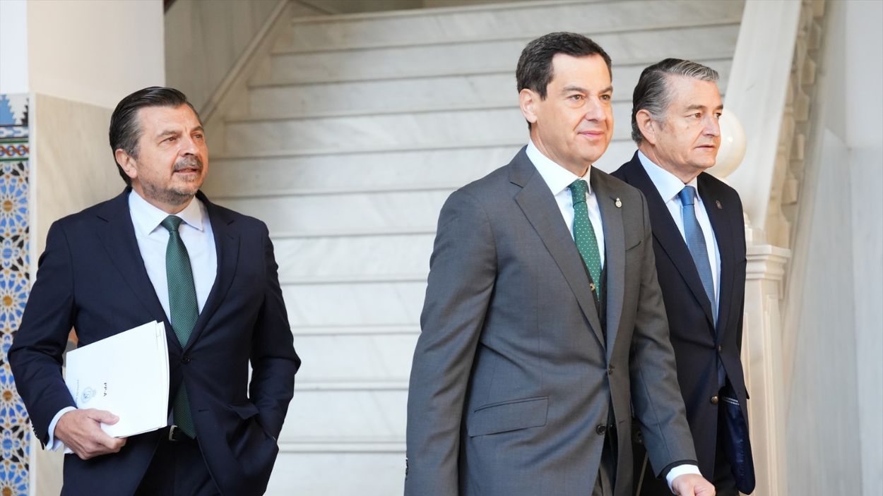 El presidente del Gobierno andaluz, Moreno Bonilla; el portavoz en el Parlamento, Toni Martín; y el consejero de Sanidad, Antonio Sanz. EP.