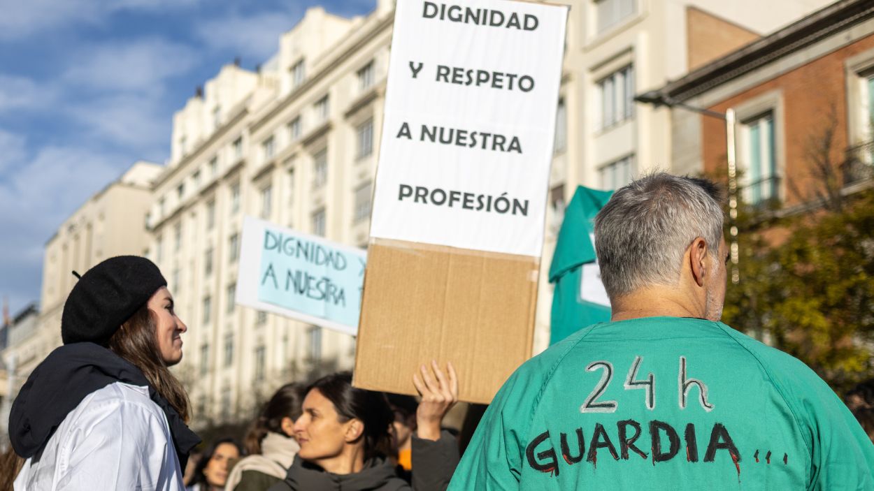 Varias personas durante una manifestación frente al Ministerio de Sanidad, a 9 de diciembre de 2025, en Madrid. EP.