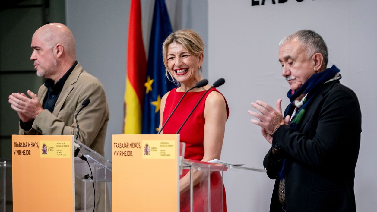 El secretario general de CCOO, Unai Sordo, la vicepresidenta segunda y ministra de Trabajo y Economía Social, Yolanda Díaz, y el secretario general de UGT, Pepe Álvarez. EP.