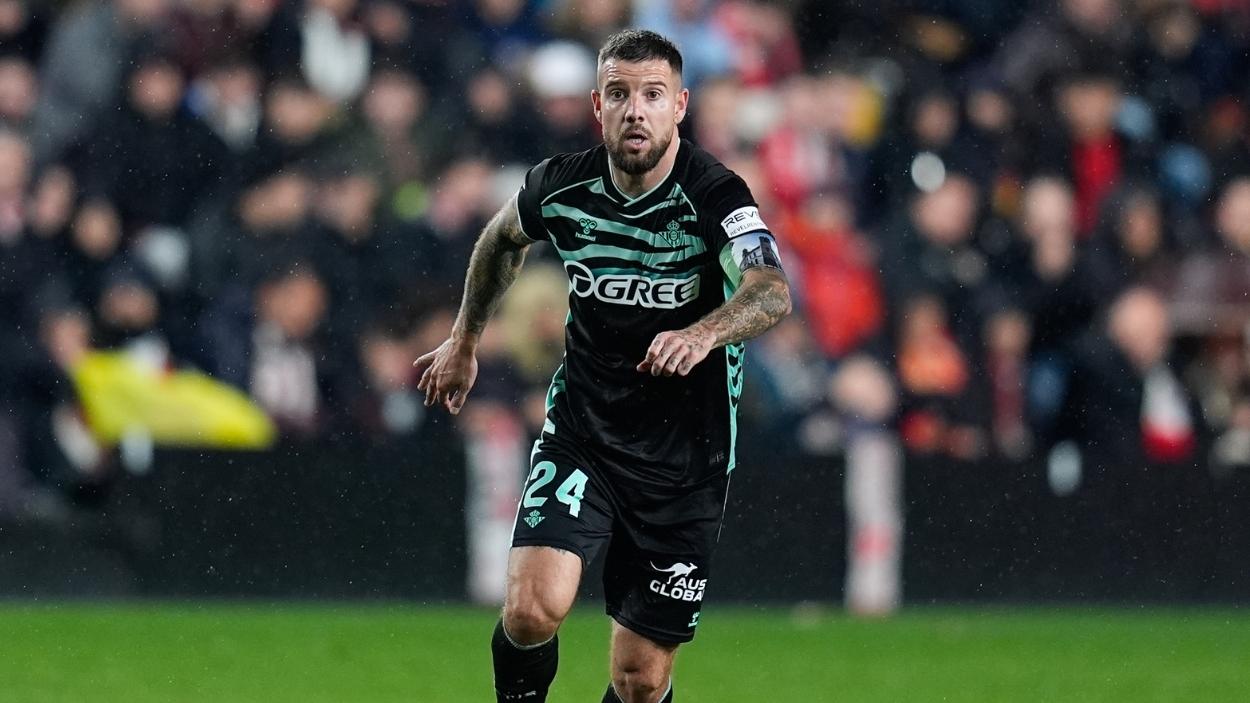 Aitor Ruibal frena un insulto homófobo en Vallecas tras el Rayo Betis. EP