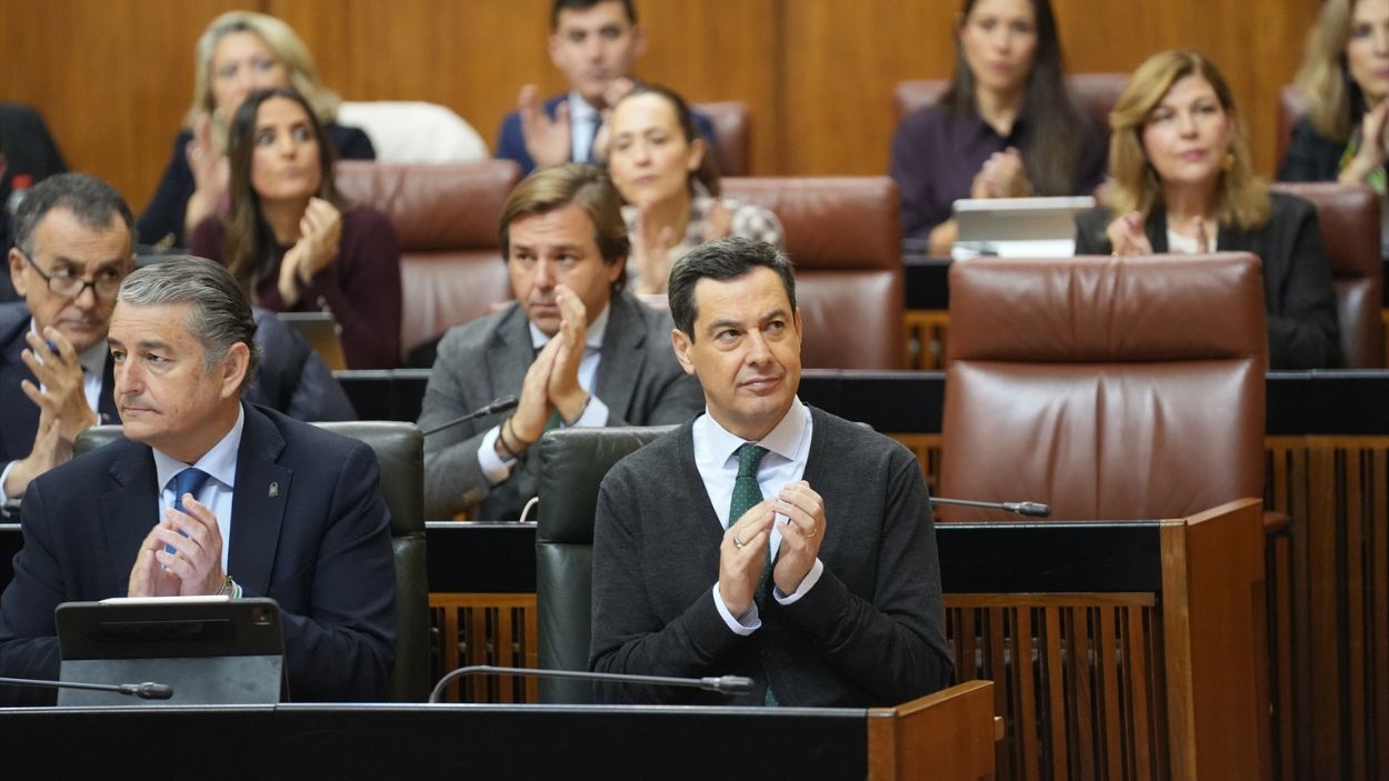 Presidente de la Junta de Andalucía, Moreno Bonilla, aplaude junto a la bancada del PP en el Parlamento la intervención de Toni Martín / EP