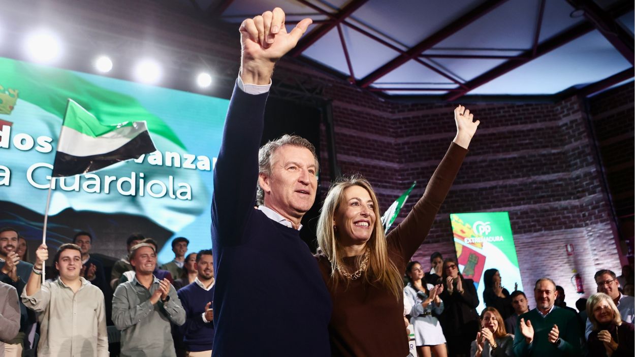 El presidente del PP, Alberto Núñez Feijóo, y la presidenta de Extremadura, María Guardiola, en un acto de campaña. EP.