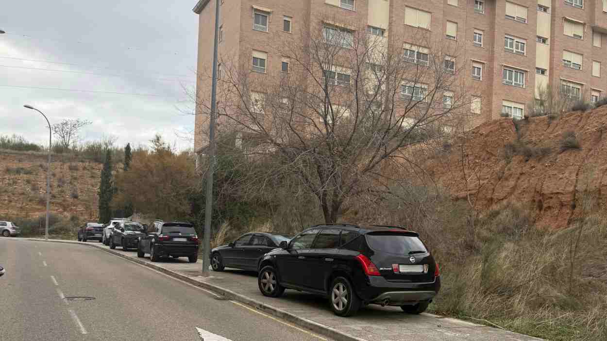 Coches aparcados en el acerado con la permisividad de la Policía Local de Toledo durante la comida navideña del PP. PSOE.