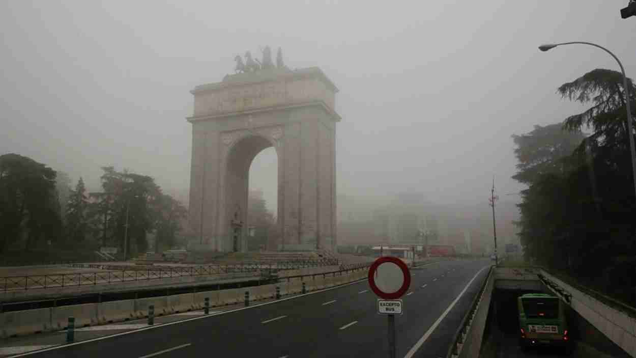 El Arco de Moncloa de Madrid con niebla. Europa Press