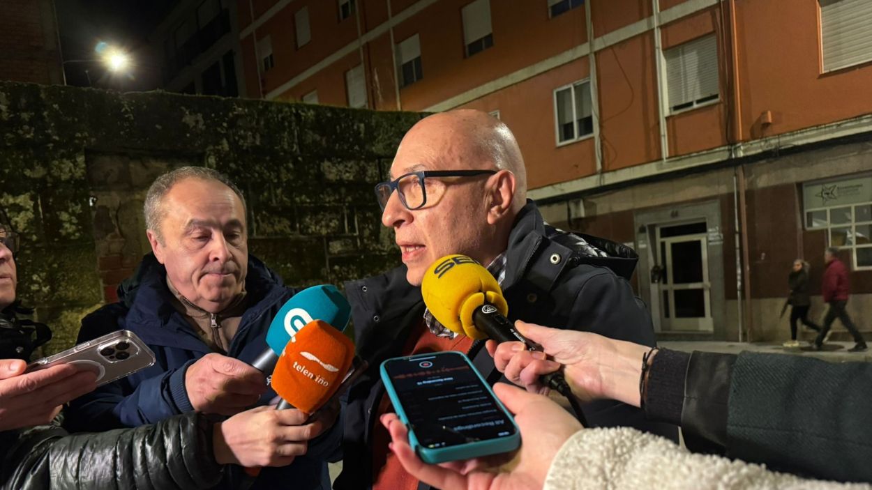 El alcalde de Barbadás, Xosé Carlos Valcárcel, frente a la sede provincial del PSdeG en Ourense. EP.