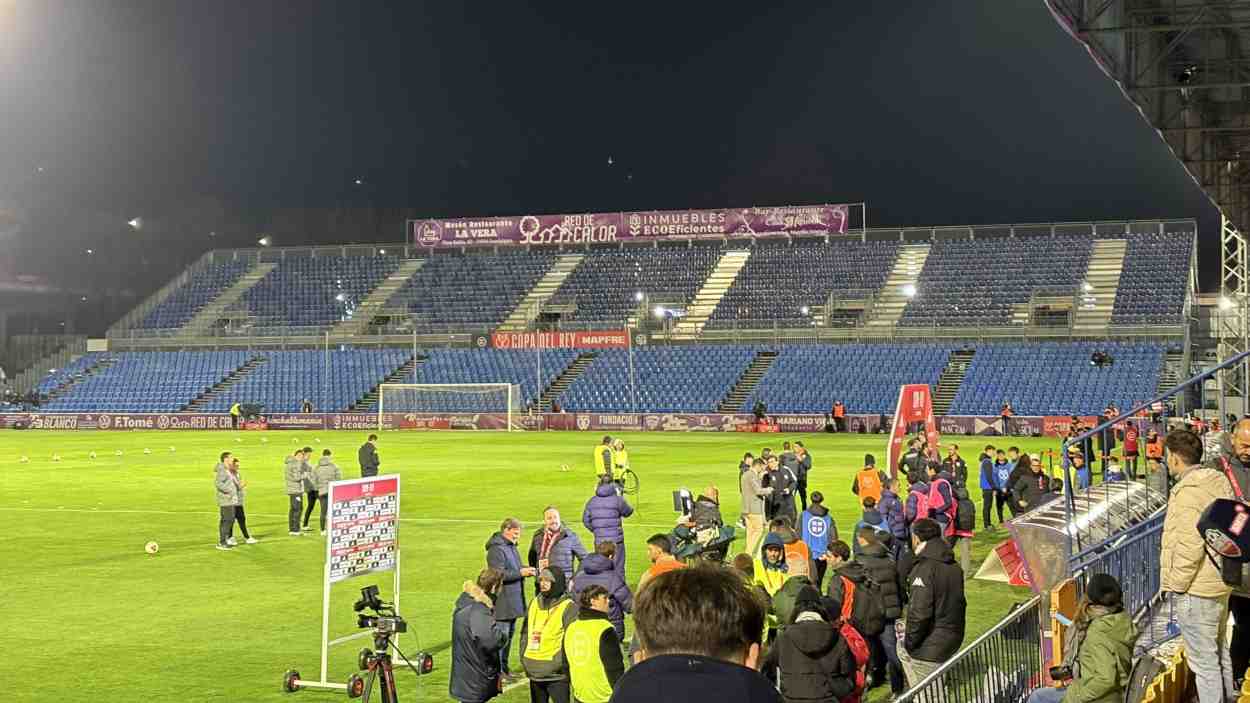 A menos de una hora del comienzo del encuentro, así lucía el interior del estadio del Guadalajara. EP