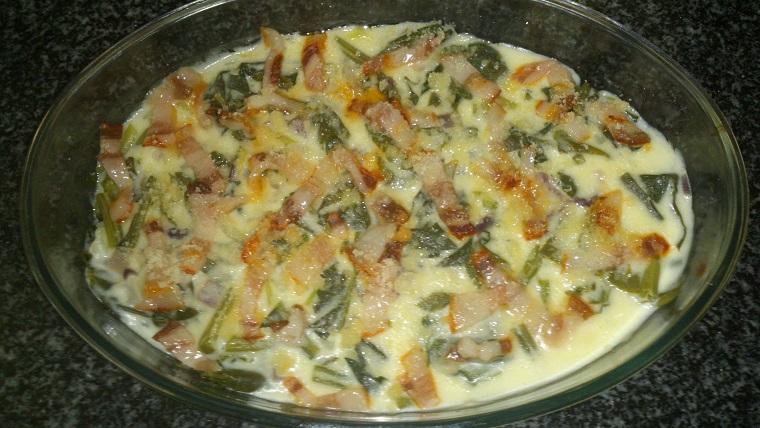 Espinacas gratinadas con bechamel y truchas rebozadas.