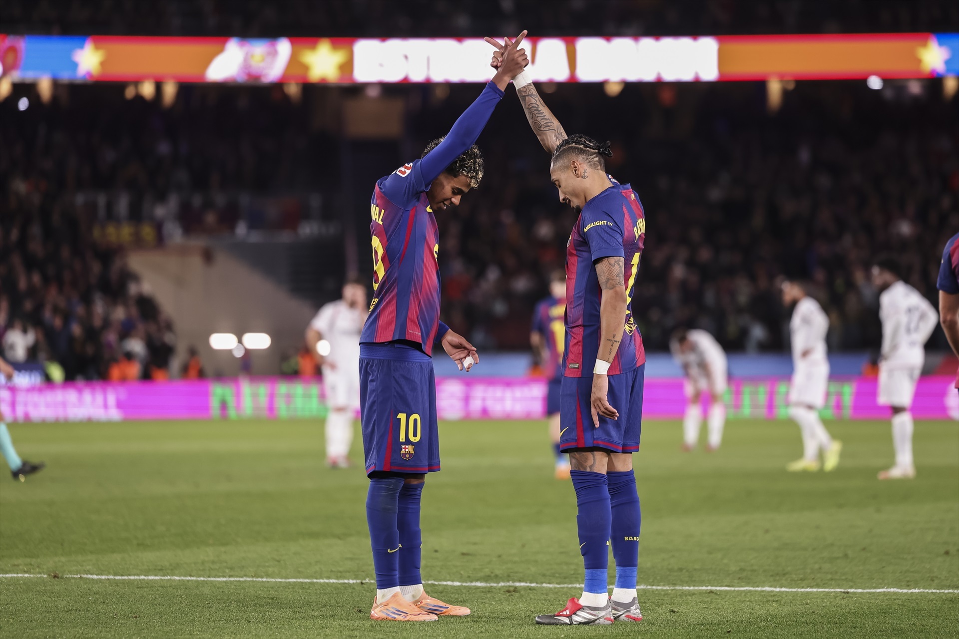 Lamine Yamal y Raphinha celebrando un gol| EP
