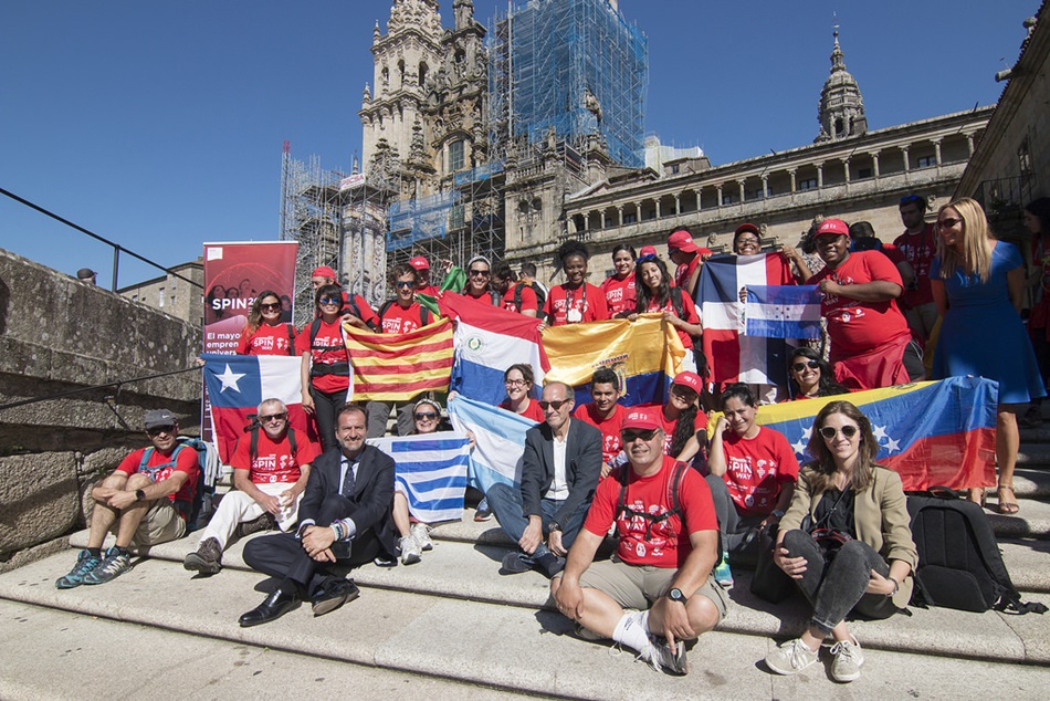 Foto de familia con la catedral de Santiago al fondo, de los jóvenes participantes en la primera edición de este programa.  Foto de familia con la catedral de Santiago al fondo, de los jóvenes participantes en la primera edición de este programa.