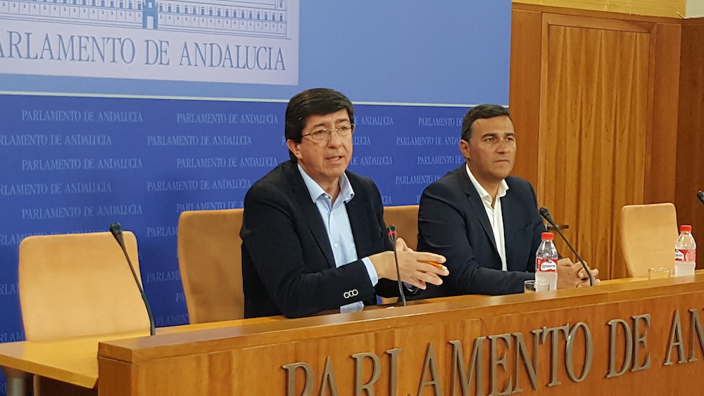 El líder de Ciudadanos, Juan Marín, y el diputado de su partido Carlos Hernández, hoy en el Parlamento.