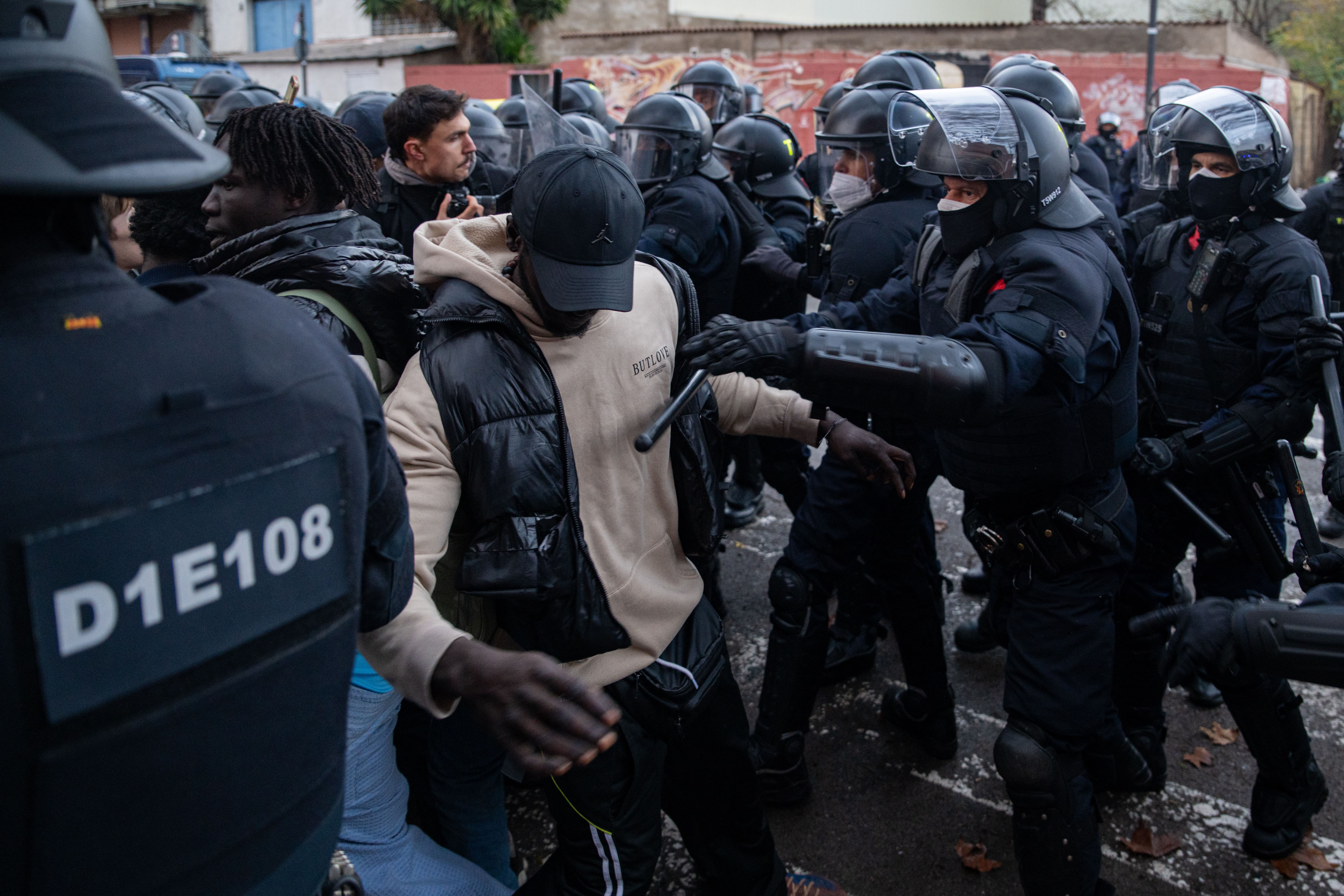 Varios agentes de los Mossos d'Esquadra trabajan en el desalojo del B9 de Badalona. Lorena Sopêna / EP