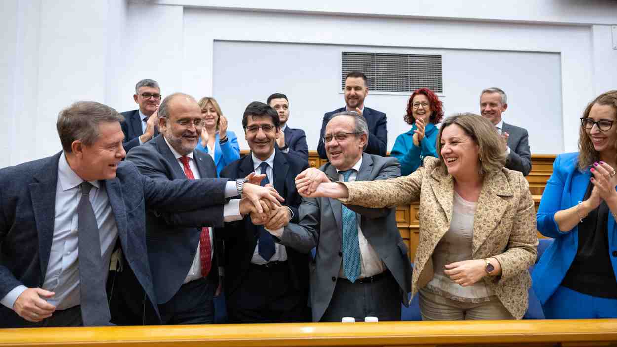 El presidente de Castilla La Mancha, Emiliano García Page, y varios miembros de su Ejecutivo y diputados socialistas celebran la aprobación de las cuentas para 2026. JCCM.
