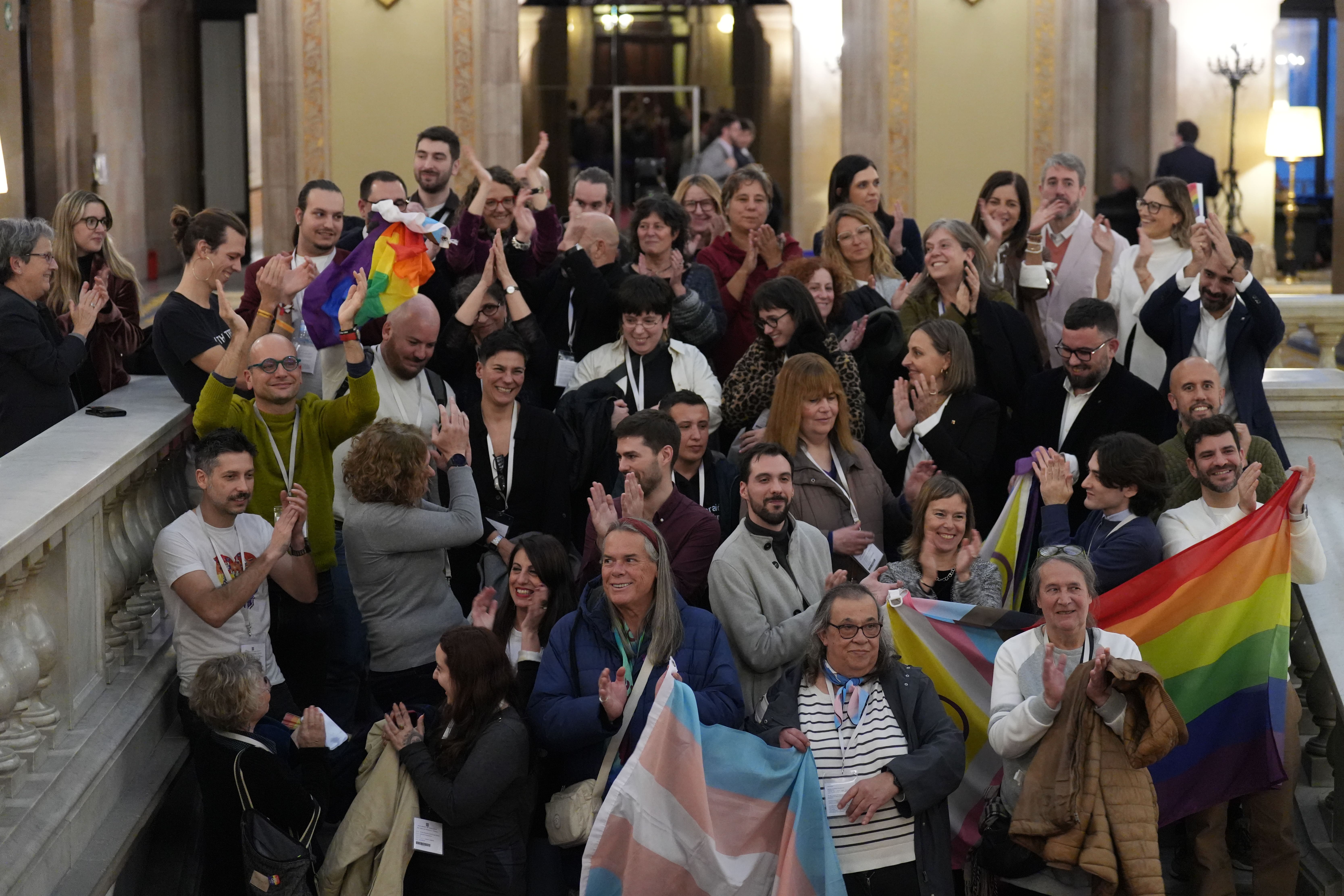 Representantes de los partidos PSC, Junts, ERC, Comuns y CUP reciben a varias entidades LGTBI tras aprobarse la proposición de ley que amplía el régimen sancionador para hechos contra el colectivo LGTBI. David Zorrakino / EP