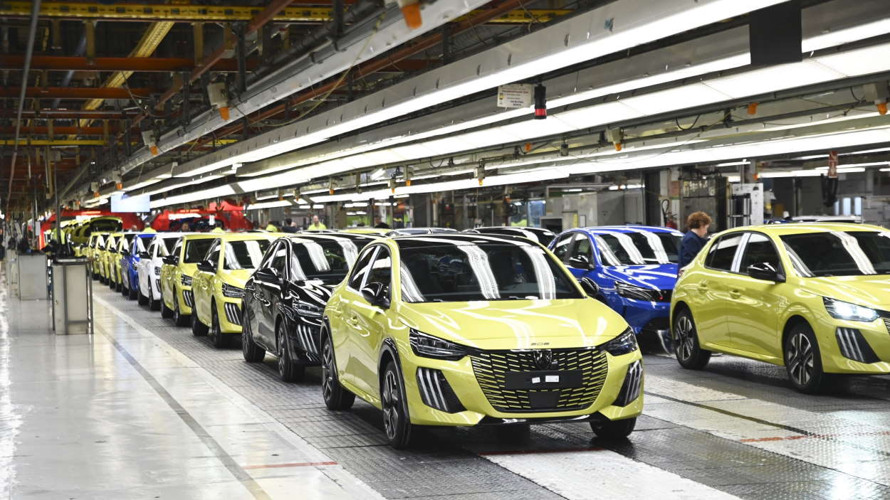 La Comisión Europea da marcha atrás en su plan de prohibir la venta de los coches que emiten CO2 a partir de 2035. EP.