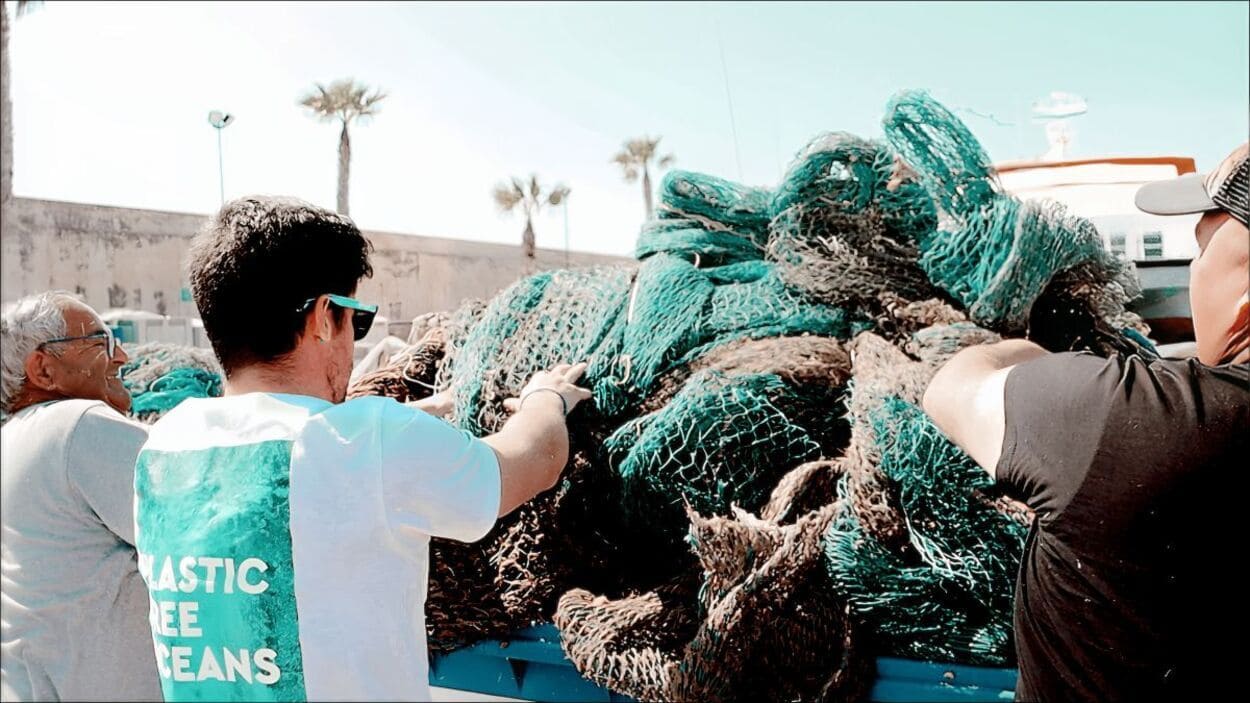 Recogida de redes de pesca. ISDIN