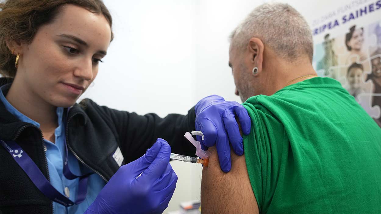 Una persona se vacuna contra a la gripe en Bilbao. EP