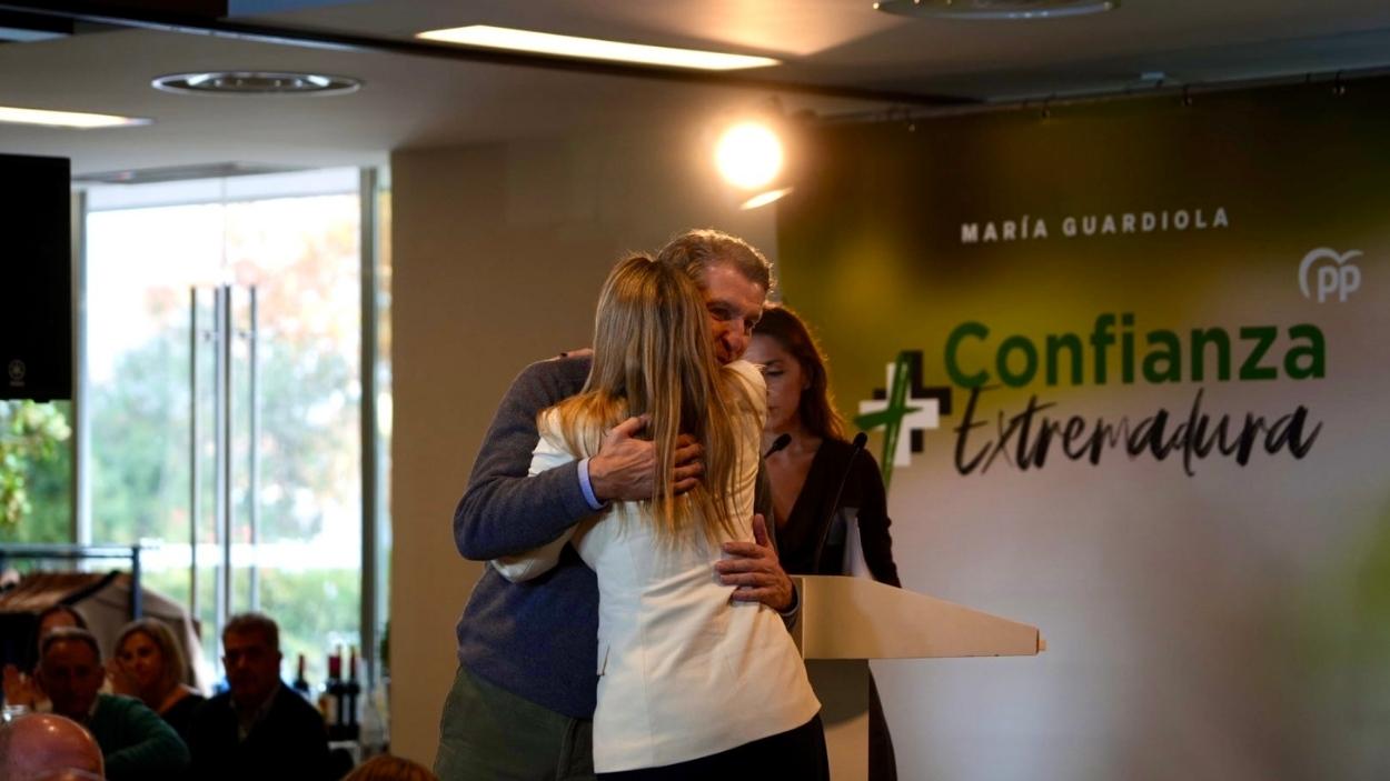 La presidenta de la Junta de Extremadura, María Guardiola, y el presidente del Partido Popular, Alberto Núñez Feijóo, durante un mitin del PP. EP.
