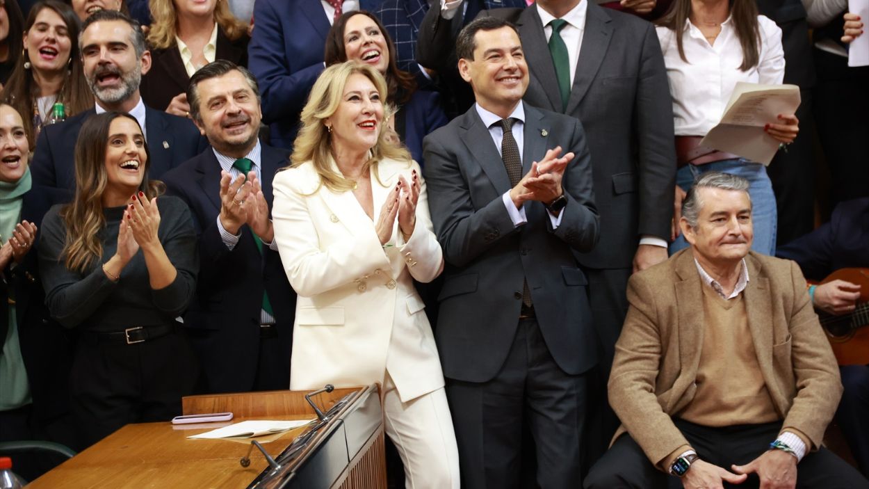 Diputados del PP cantan villancicos en el Parlamento tras finalizar el pleno / EP